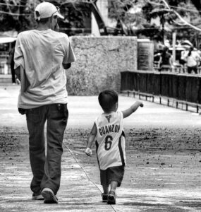 Viaje_Adulto_Niño_Caminar