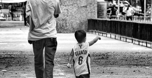 Viaje_Adulto_Niño_Caminar