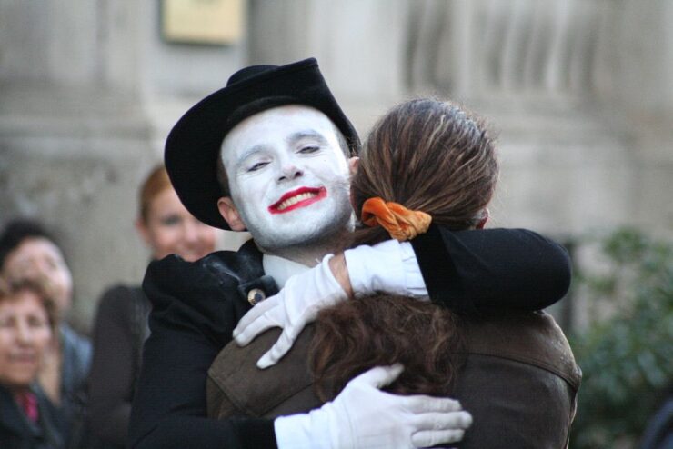 El abrazo de un escritor vestido de payaso, un contacto extraño y engañador