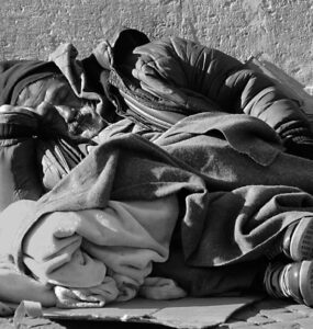 El Rey borracho es un sin techo que duerme tranquilo en la calle