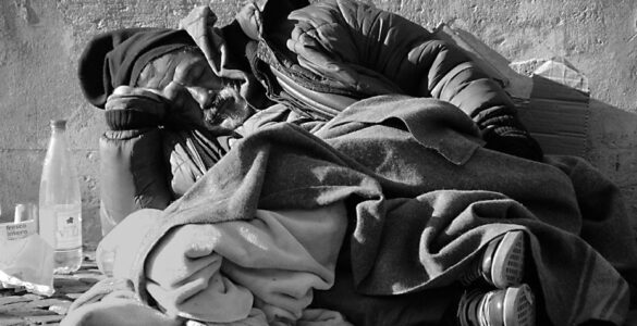 El Rey borracho es un sin techo que duerme tranquilo en la calle