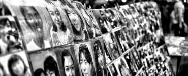 La foto está enteramente ocupada por un "collage" de caras: el sentido más profundo de la tradición es el grupo, la manada, la sociedad