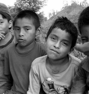 Cubierta_de_colmillos_foto_en_blanco_y_negro_de_unos_niños_actuando_disparar_al_fotografo