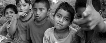 Cubierta_de_colmillos_foto_en_blanco_y_negro_de_unos_niños_actuando_disparar_al_fotografo