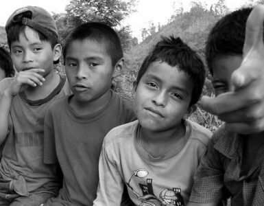 Cubierta_de_colmillos_foto_en_blanco_y_negro_de_unos_niños_actuando_disparar_al_fotografo