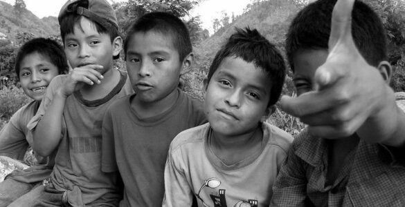 Cubierta_de_colmillos_foto_en_blanco_y_negro_de_unos_niños_actuando_disparar_al_fotografo
