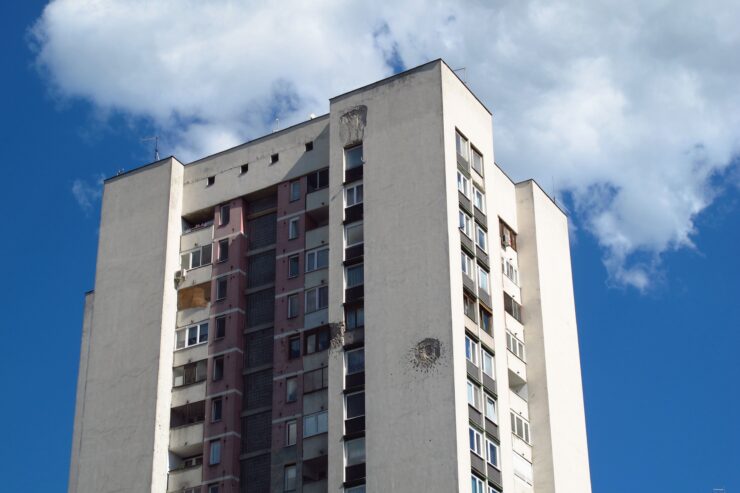 Sarajevo edificio blanco con marca de una bomba