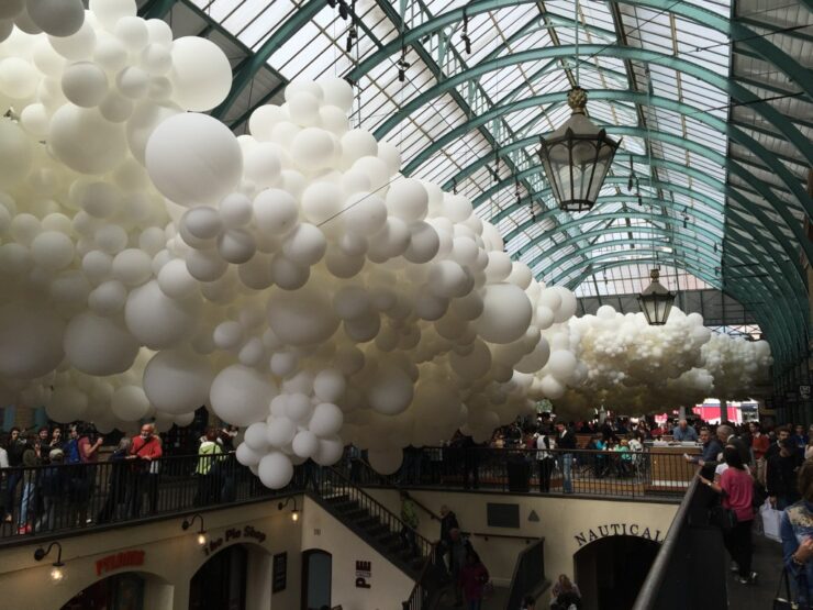 Interior de una de las naves del Mercado de Covent Garden, Londres, el día que se instalaron unas enormes burbujas en el techo. El Convent Garden es uno de los mercador del mundo más grande y más famoso