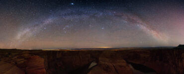El arco inmenso de la via láctea domina un extraño paisaje de barrancos y formaciones rocosas roja, y genera un Paisaje Sonoro hondo, frío como la oscuridad de las estrellas