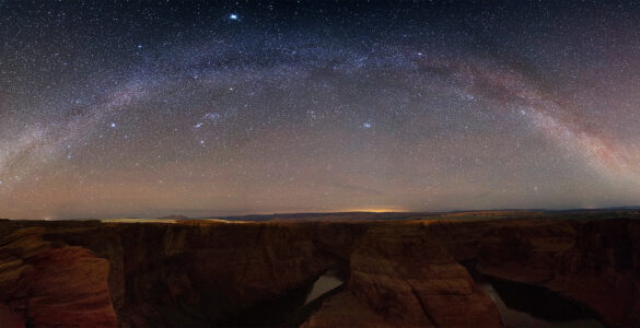 El arco inmenso de la via láctea domina un extraño paisaje de barrancos y formaciones rocosas roja, y genera un Paisaje Sonoro hondo, frío como la oscuridad de las estrellas