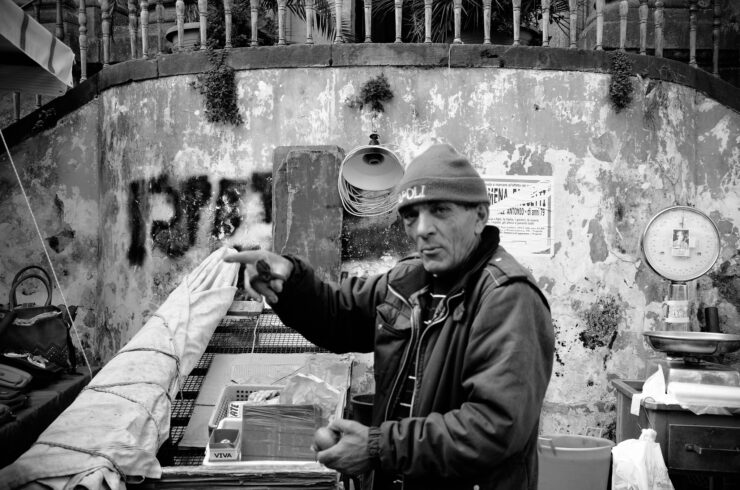 Retrato en Blanco y Negro de un Vendedor de Mercado en Napoles