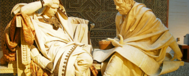 Foto en colores Estatua de Nerón y Séneca del artista Bonnart, portada de Viajar es una cura inútil a la infelicidad