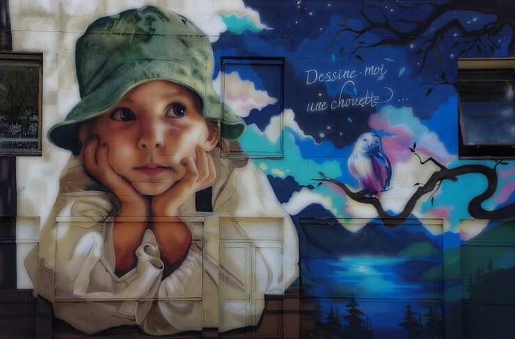 Pintada de Ana conda, una niña sueña con los ojos abiertos, en la segunda mitad del graffiti una imagen nocturna con una lechuza no dice lo que la niña sueña