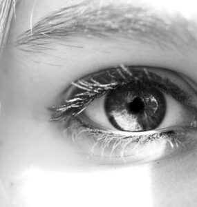 un ojo que mira intensamente al espectador, en búsqueda del instante mediano, el punto de cambio perfecto