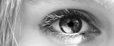 un ojo que mira intensamente al espectador, en búsqueda del instante mediano, el punto de cambio perfecto