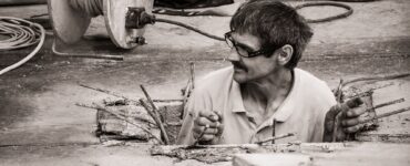 un hombre explora sonriendo su propio espacio narrativo, un sitio en construcción como lo que estás leyendo
