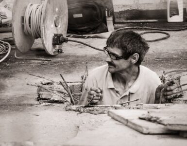 un hombre explora sonriendo su propio espacio narrativo, un sitio en construcción como lo que estás leyendo