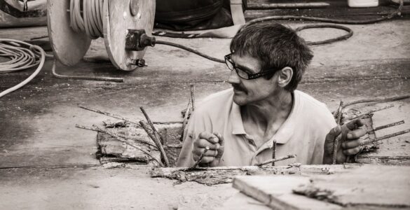 un hombre explora sonriendo su propio espacio narrativo, un sitio en construcción como lo que estás leyendo