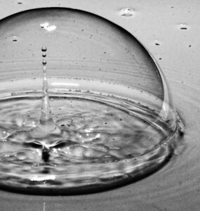 una gota cae, remueve el agua, un instante del presente queda congelado en la imágen