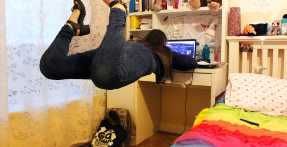 mujer escribiendo con ChatGPT