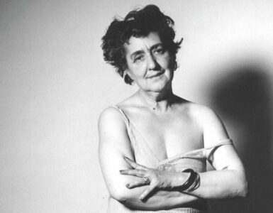 Foto en blanco y negro. Retrato de medio busto de Alda Merini