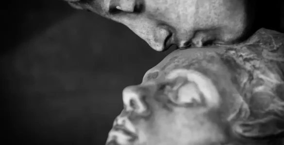 Estatua de una amante besando a otro, es parte de una tumba del cementerio de Milano, simbolo de la caducidad y la esperanza del amor eterno