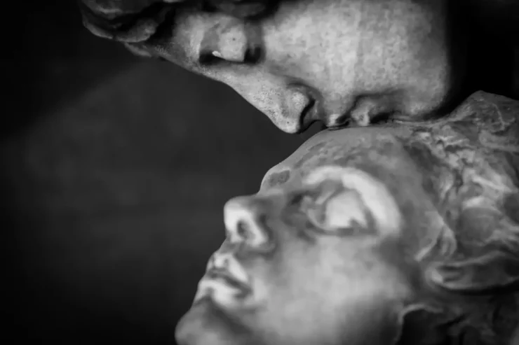 Estatua de una amante besando a otro, es parte de una tumba del cementerio de Milano, simbolo de la caducidad y la esperanza del amor eterno