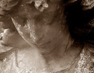 Foto de una estatua del cementerio de Aberdeen, representa una mujer con los ojos cerrados, metáfora de la Quimera