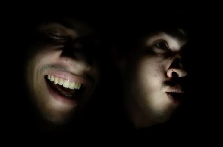 retrato de dos asesinos, uno de los dos riendo, para un divertido cuento de ficción