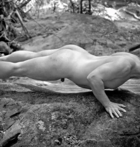 hombre en amor desnudo en plena naturaleza, foto en blanco y negro